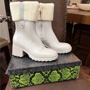 Cape Robbin White Ankle Boots with Cream Fur